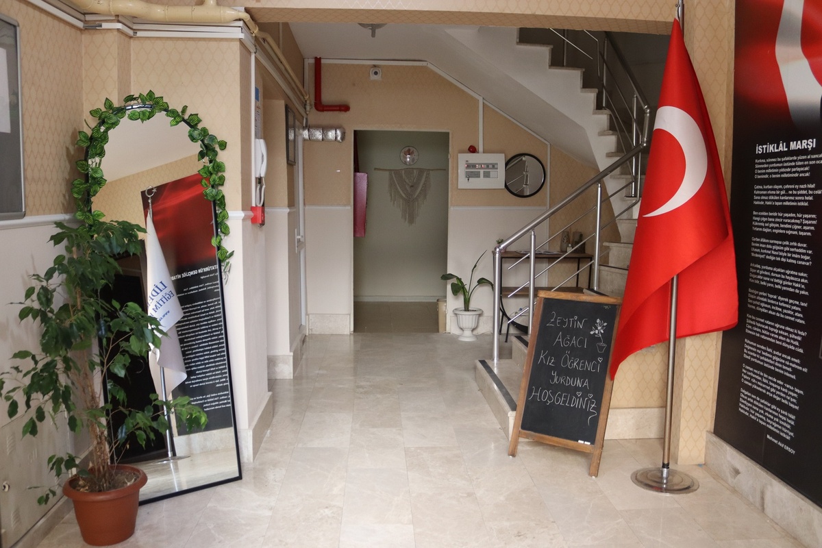 Yurt Ana Girişi